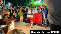 საპროტესტო მსვლელობის მონაწილეები გმირთა მოედანზე.