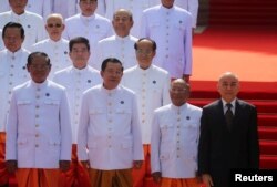 Raja Kamboja Norodom Sihamoni dan Perdana Menteri Kamboja Hun Sen berpose saat sesi foto bersama di Majelis Nasional pada hari sidang pertama Majelis Nasional ke-7 setelah pemilihan umum di Phnom Penh, Kamboja, 21 Agustus 2023. (Foto: REUTERS/Cindy Liu)