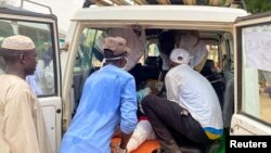 ፋይል ፡ ከሱዳን ዳርፉር ግጭት ሸሽተው የቆሰሉ ሱዳናውያን ስደተኞችን የህክምና ቡድኖች ሲረዱ ያሳያል /MSF/Handout via Reuters) ሰኔ 8 2015 ዓ.ም.