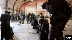 Environ 1.400 soldats et aviateurs français étaient jusqu'ici déployés dans le pays pour lutter contre les jihadistes aux côtés des Nigériens.