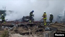 러시아군 미사일 공격을 받은 우크라이나 파울로흐라드 주거단지에서 1일 소방관들이 화재를 진화하고 있다. 