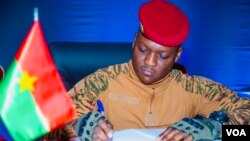 Le capitaine Ibrahim Traoré signant la charte prolongeant la transition de cinq ans.