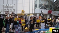 在台流亡港人与香港青年团体等2024年3月23日于台北发起街头集会，同声谴责当日生效的香港《基本法》第23条，并呼吁国际社会制裁港府、立法会议员及香港法官(美国之音特约记者黄丽玲拍摄)。