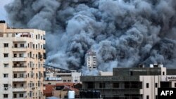 Kepulan asap membubung di atas gedung-gedung di Kota Gaza pada 7 Oktober 2023 saat serangan udara Israel menghantam gedung Menara Palestina. (Foto: AFP)