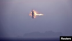 북한이 2일 새벽 청천강 하구에서 장거리전략순항미사일을 발사해 핵타격임무를 수행했다며, 다음날 사진을 공개했다.