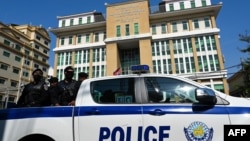 រូបឯកសារ៖ មន្ត្រី​នគរបាល​អង្គុយ​លើ​រថយន្ត​ល្បាតនៅ​មុខ​សាលាដំបូង​រាជធានី​ភ្នំពេញ ក្នុង​ពេល​ប្រកាស​សាលក្រម​លើ​សំណុំរឿង​លោក កឹម សុខា អតីត​ប្រធាន​គណបក្ស​សង្គ្រោះ​ជាតិ ​នៅ​រាជធានី​ភ្នំពេញ នៅ​ថ្ងៃ​ទី​៣ ខែ​មីនា ឆ្នាំ​២០២៣។