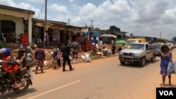 Sur la bretelle qui conduit à l’autoroute Yaoundé- Douala, à Yaoundé le 30 mars 2024, (VOA/Emmanuel Jules Ntap) 