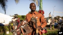 Direktur Jenderal Festival Film dan Televisi Afrika (FESPACO), Alex Moussa Sawadogo, berpose untuk foto di Ouagadougou, Burkina Faso, pada 22 Februari 2023. (Foto: AP/Sophie Garcia)