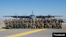 미한 연례 연합특수작전훈련 '티크 나이프(Teak Knife)' 참가자들이 AC-130J 항공기 앞에서 기념촬영하고 있다. (한국 합동참모본부 페이스북)