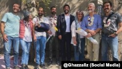 کنشگران محیط زیست در کنار هم پس از آزادی.