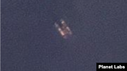 북한 서해 초도에서 북쪽으로 약 3km 떨어진 해상에서 105m 선박 2척이 크레인용으로 추정되는 바지선을 사이에 둔 채 밀착해 있다. 사진=Planet Labs