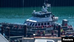 کم و بیش ۷۵۰۰ پناهجو امسال به گونۀ غیرقانونی سوار بر قایق از طریق کانال مانش از فرانسه وارد بریتانیا شده اند.