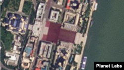 5일 평양 김일성 광장을 촬영한 위성사진에 많은 사람들이 모여서 대형을 이룬 것으로 보이는 붉고 거대한 사각형들이 만들어졌다. 자료=Planet Labs