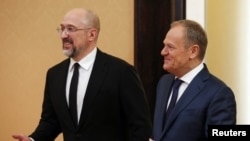 Perdana Menteri Polandia Donald Tusk (kanan) dan Perdana Menteri Ukraina Denys Shmyhal (kiri) di tengah pembicaraan bilateral di Warsawa, Polandia, 28 Maret 2024. (Foto: REUTERS/Kacper Pempel)