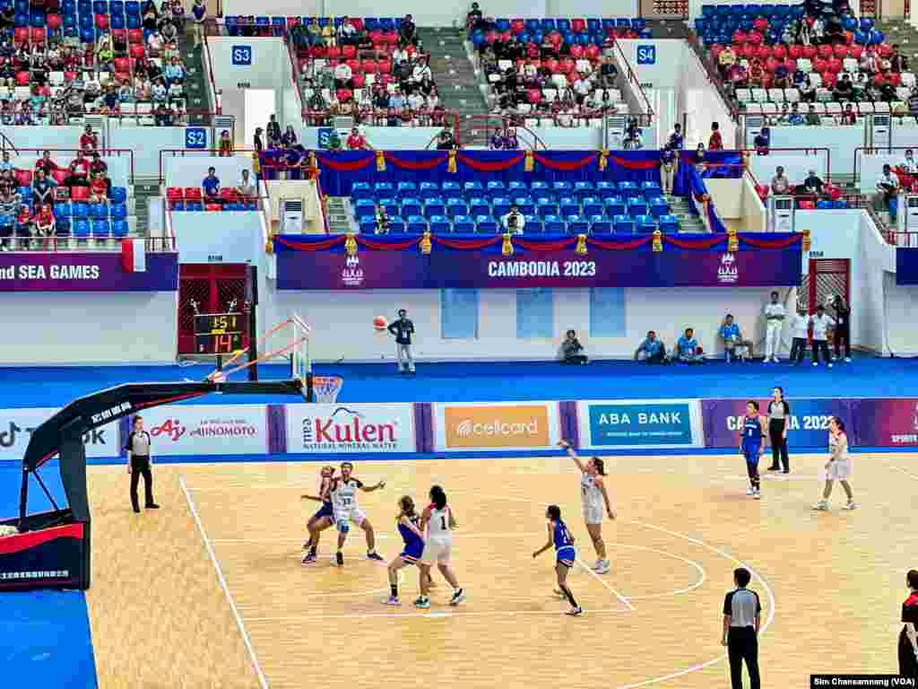 ការ​ប្រកួត​កីឡា​បាល់​បះ​នារី​រវាង​កម្ពុជា-ឥណ្ឌូនេស៊ី នៃ​ការ​ប្រកួត​កីឡា​ស៊ីហ្គេម​លើក​ទី​៣២ នៅពហុ​កីឡ​ដា្ឋន​មរតក​តេជា ក្នុង​រាជធានី​ភ្នំពេញ នៅថ្ងៃទី១៣ ខែឧសភា ឆ្នាំ២០២៣។ (ស៊ឹម ចាន់សំណាង/វីអូអេ)