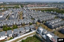 Kompleks perumahan warga di pinggiran kota Jakarta. (BAY ISMOYO / AFP)