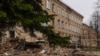 Ova škola je djelimično uništena nakon ruskog napada, Chasiv Yar, Ukrajina, 3. aprila 2023. (Yan Boechat/VOA)
