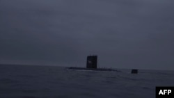 북한이 지난 12일 잠수함에서 전략순항미사일 2기를 발사했다며 다음날 사진을 공개했다.