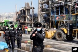 中国警察阻止记者在爆炸现场进行直播。（2024年3月13日）