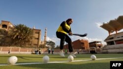 "Si on me demande de choisir entre le mariage et le hockey, ça sera le hockey", confie une joueuse du Charqiya Club.