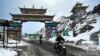 Pengendara sepeda motor menyeberang ke celah Sela Himalaya yang sarat salju di Tawang di negara bagian Arunachal Pradesh di timur laut India. (Foto: AFP)