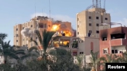 视频截图显示位于加沙地带中部的努塞拉特的烈火与浓烟。(2024年7月24日)