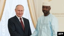Le président russe Vladimir Poutine rencontre le chef de la junte malienne Assimi Goita à Strelna, en Russie, le 29 juillet 2023.