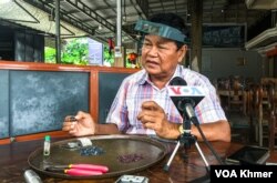 លោក ឈុន ការីម កុងសែត្បូងនៅជិតភ្នំយ៉ាតទីដែលមានការលក់ត្បូងច្រើនក្នុងក្រុងប៉ៃលិន ខេត្តប៉ៃលិន ថ្ងៃទី២៤ ខែកក្កដា ឆ្នាំ២០២៣។ (ហ៊ុល រស្មី/វីអូអេ)