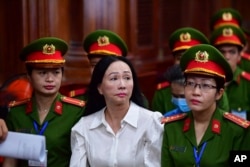 越南女首富张美兰（中）在胡志明市一家法庭出庭。 （2024年4月11日）