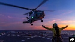 시호크 헬리콥터가 호주 북부 해역에서 HMAS 호바트 갑판에 착륙할 준비를 하고 있다. 사진 = 호주 방위군 제공 