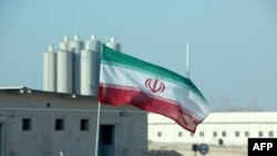 FILE - Bendera Iran di PLTN Bushehr Iran, 10 November 2019. (ATTA KENARE / AFP)