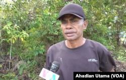 Sony satu tokoh masyarakat di Pulau Galang, Batam, Provinsi Kepulauan Riau. (VOA/Ahadian Utama)