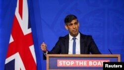 Waziri Mkuu wa Uingereza, Rishi Sunak akizungumza na waandishi wa habari mjini London. April 22, 2024. 