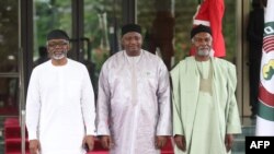 Dari kiri: Kepala Staf Presiden Nigeria Femi Gbajabiamila, Presiden Gambia Adama Barrow dan Menteri Luar Negeri Nigeria Yussuf Tuggar selama sidang Kepala Negara dan Pemerintahan ECOWAS di Abuja, Minggu 7 Juli 2024.