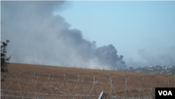 이스라엘 군의 공격을 받은 가자지구의 한 지점에서 검은 연기가 하늘로 치솟고 있다.
