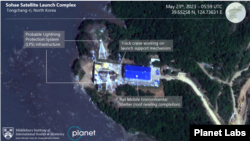 서해위성발사장의 새 발사대 공사현장. 파란색으로 된 이동식 건물이 보인다. 사진=제임스마틴 비확산센터 / Planet Labs