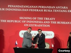 Menkumham Indonesia Yasonna H. Laoly dan Menteri Kehakiman Rusia Konstantin Anatolievich Chuychenko menandatangani perjanjian ekstradisi di Bali, Jumat (31/3). Courtesy : Kemenkumham RI.