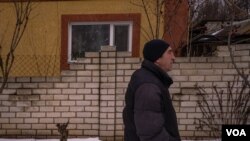 58岁的莫洛斯基尼走在乌克兰的新科扎恰，战争开始后他与俄罗斯一侧的亲戚失去了联系，他说，他也不想和他们保持联系了。(2023年2月14日，美国之音博夏特拍摄)