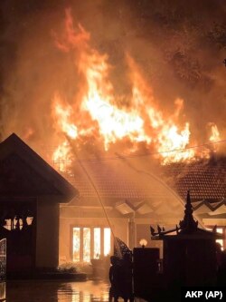 អាជ្ញាធរ​ព្យាយាម​ពន្លត់អគ្គិភ័យដែល​បាន​ឆាបឆេះ​អគារមួយខ្នងនៃព្រះរាជ​ដំណាក់​តូចរបស់​ព្រះរាជ​ដំណាក់នៅខេត្ត​សៀមរាប កាល​ពី​ថ្ងៃទី ១២ ខែមីនា ឆ្នាំ២០២៣។ (AKP via AP)