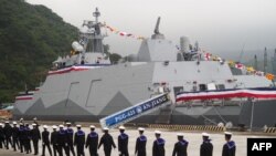 Tentara Angkatan Laut berjalan melewati kapal perang korvet buatan Taiwan saat upacara peresmian di Yilan, 26 Maret 2024. (Sam Yeh / AFP)