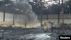 ​ឃ្លាំង​ស្រូវ​​មួយ​កន្លែង​នៅ​ទីក្រុង Odesa ប្រទេស​អ៊ុយក្រែន ​ត្រូវ​គេ​ឃើញ​រង​ការ​ខូចខាត​ពី​ការ​វាយប្រហារ​​ពី​រុស្ស៊ី​កាល​ពី​ថ្ងៃ​ទី​២៣ ខែ​សីហា ឆ្នាំ​២០២៣។ (Odesa authorities/via Reuters) 