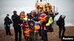 حکومت بریتانیا طرح را به خاطر جلوگیری از ورود پناهجویانی روی دست گرفته است که به گونۀ غیرقانونی سوار بر قایق‌ها وارد آن کشور می‌شوند.