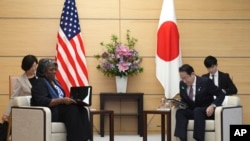 Duta Besar AS untuk PBB Linda Thomas-Greenfield (kiri) dan Perdana Menteri Jepang Fumio Kishida (kanan), di kantor perdana menteri Jepang di Tokyo, Jumat, 19 April 2024. (AP/Eugene Hoshiko)