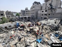 지난 18일 가자지구 북부 자발리야 난민 캠프에 이스라엘 군의 공습으로 파괴된 주거지 주변을 팔레스타인 주민들이 정리하고 있다.