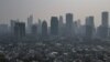 Pemandangan gedung-gedung bertingkat yang diselimuti kabut asap di Jakarta, 23 Agustus 2023. (Foto: REUTERS/Willy Kurniawan)