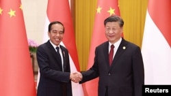 Presiden China Xi Jinping dan Presiden RI Joko Widodo berjabat tangan saat upacara penyambutan di sela-sela Forum Belt and Road untuk Kerja Sama Internasional ketiga, di Beijing, Selasa 17 Oktober 2023.