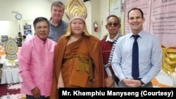 ທ່ານຄຳຜຸຍ ມະນີແສງ ແຖວໜ້າເບື້ອງຊ້າຍ ພຣະອາຈານ ດຣ. ຄຳພູ ເຈົ້າອະທິການວັດລາວພຸດທະຣັຕະນະຣາມ ເມືອງວິຈິດຕາ ແລະ ເຈົ້າເມືອງວິຈິດຕາ ດຣ. ແບຣນດອນ ວິບໂປ.