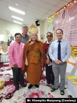 ທ່ານຄຳຜຸຍ ມະນີແສງ ແຖວໜ້າເບື້ອງຊ້າຍ ພຣະອາຈານ ດຣ. ຄຳພູ ເຈົ້າອະທິການວັດລາວພຸດທະຣັຕະນະຣາມ ເມືອງວິຈິດຕາ ແລະ ເຈົ້າເມືອງວິຈິດຕາ ດຣ. ແແຣນດອນ ວິບໂປ.