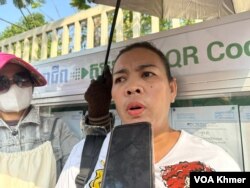 អ្នកស្រី ឈឹម សុខន សមាជិកសហជីពនៃក្រុមហ៊ុនណាហ្គាវើលដ៍ ផ្តល់បទសម្ភាសន៍ជាមួយវីអូអេ នៅមុខក្រសួងការងារ និងបណ្តុះបណ្តាវិជ្ជាជីវៈ ក្នុងរាជធានីភ្នំពេញ នាថ្ងៃទី៦ ខែមីនា ឆ្នាំ២០២៤។ (ស៊ឹម ចាន់សំណាង/វីអូអេ)