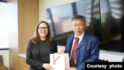 美国在台协会理事主席劳拉·罗森伯格(左)与台湾民众党主席柯文哲合影(2023年4月13日，柯文哲办公室提供)